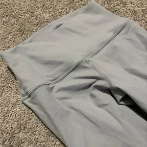 ALO Yoga High-Waist Leggings in Light Gray Blue
